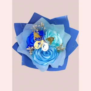 mini bouquet de rosas azules