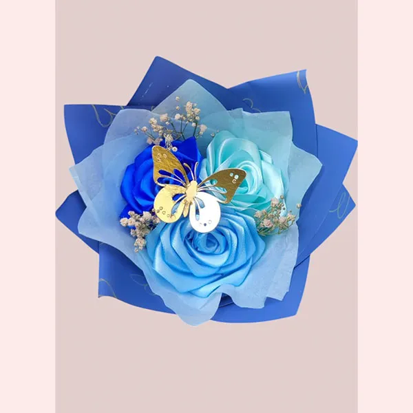 mini bouquet de rosas azules