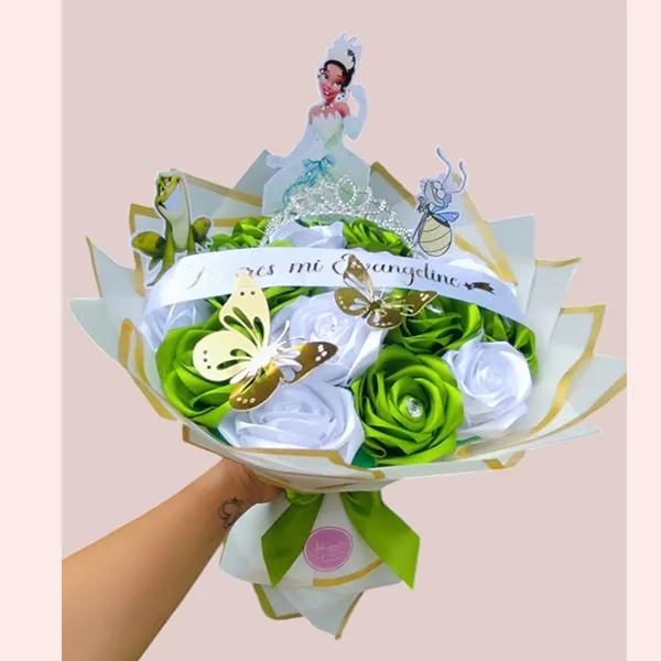 Ramo-romántico-de-rosas-eternas-inspirado-en-La-Princesa-y-el-Sapo ramo romántico de rosas eternas inspirado en la princesa y el sapo