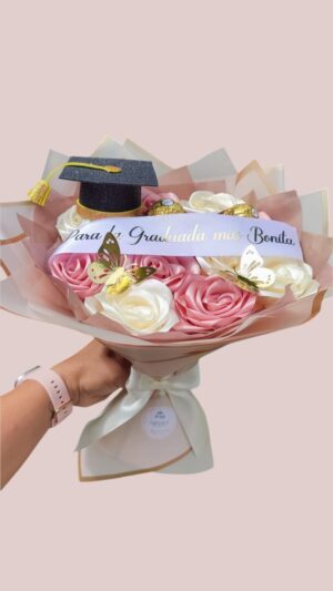 Ramo de Graduacion con 12 rosas eternas