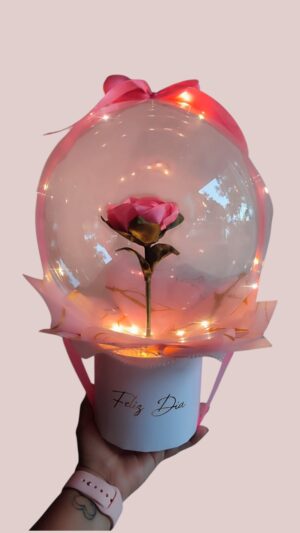 Rosa eterna englobada con luces