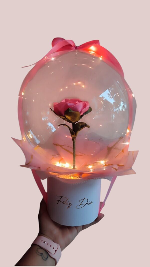 Rosa eterna englobada con luces