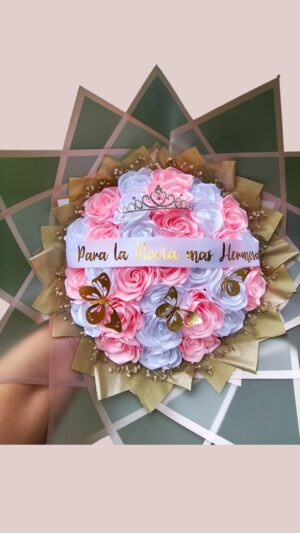 Ramo buchon de 30 rosas con tiara y banda personalizada