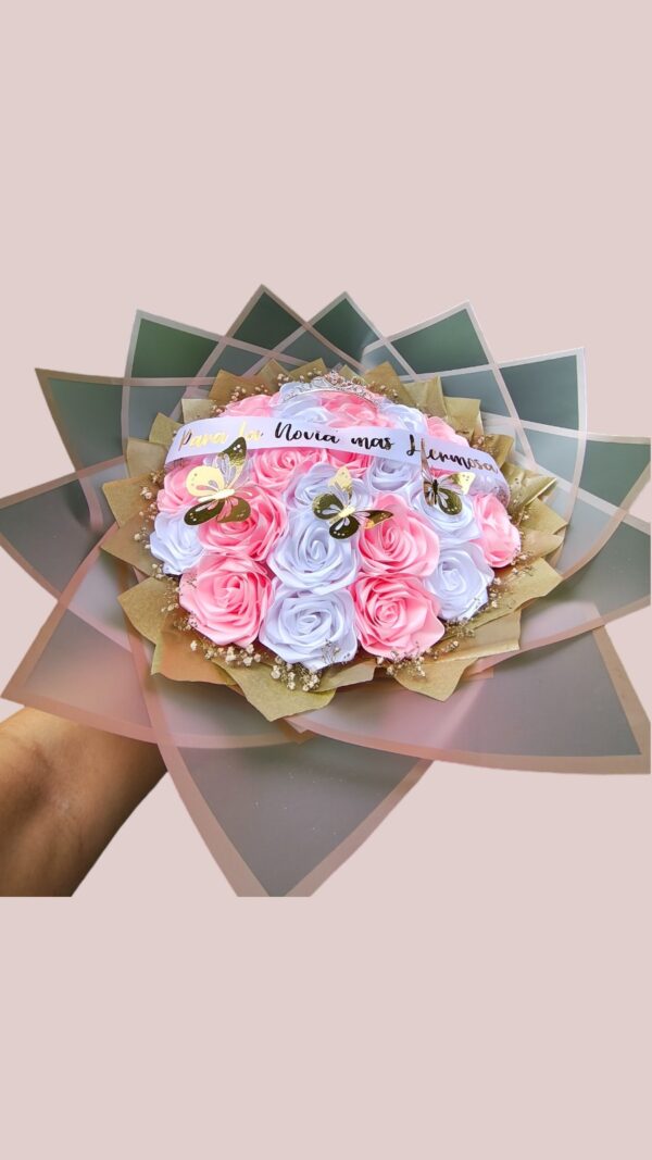 Ramo Buchon de 30 Rosas con Tiara y Banda Personalizada