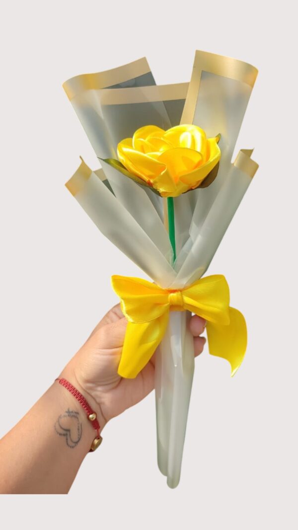 rosa eterna amarilla