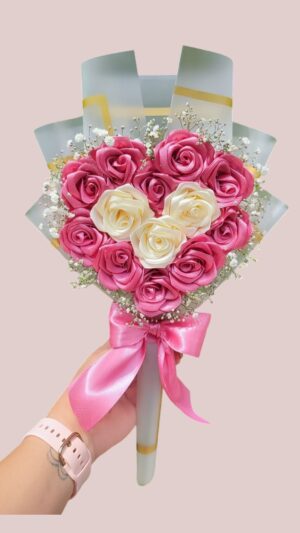 ramo corazon de 13 mini rosas palo de rosa