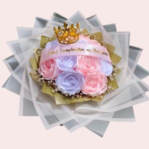 Bouquet de Rosas Eternas con Corona Bouquet de Rosas Eternas con Corona