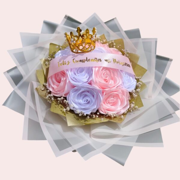 Bouquet de Rosas Eternas con Corona Bouquet de Rosas Eternas con Corona