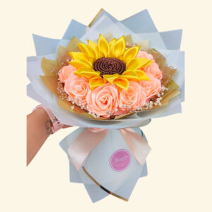 Ramo de mini rosas con girasol