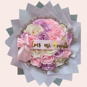 ramo buchón de rosas eternas con cinta personalizada