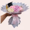 ramo de rosas eternas con birrete de grado- Ramo de Rosas para Grado | Regalo de Graduación Elegante