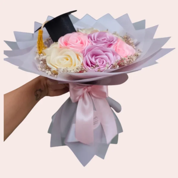 ramo de rosas eternas con birrete de grado- Ramo de Rosas para Grado | Regalo de Graduación Elegante