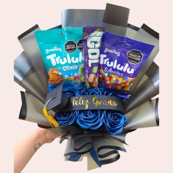 ramo para grado con dulces-Photoroom Ramo para Grado con Dulces y Rosas Eternas | Regalo de Graduación