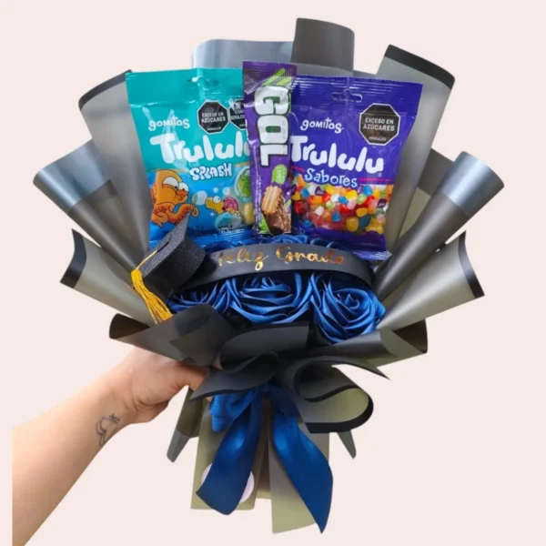 ramo para grado con dulces y rosas eternas- ramo para grado con dulces y rosas eternas
