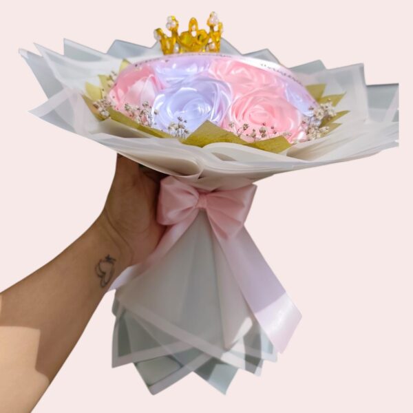 regalo de cumpleaños para mujer Bouquet de Rosas Eternas con Corona – Regalo de Cumpleaños Personalizado | Flores Decorativas Premium