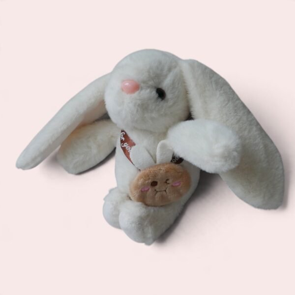 Detalle de los conejitos de peluche llavero con mini bolso para regalar Llavero de Peluche de Conejito con Mini Bolsito – Rosas y Detalles