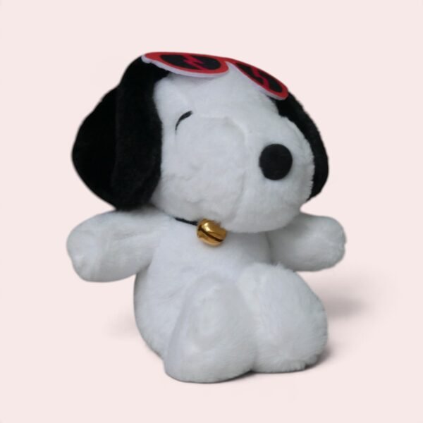 Detalle del peluche llavero de Snoopy tierno con detalles coleccionables Llavero de Peluche de Snoopy con Gafas de Sol – Rosas y Detalles