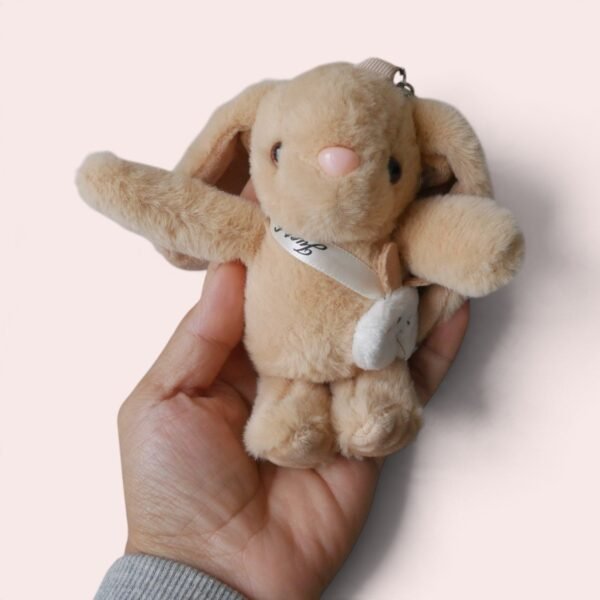 Llavero de conejito de peluche tierno color beige con bolsito claro Llavero de conejito de peluche tierno color beige con bolsito claro