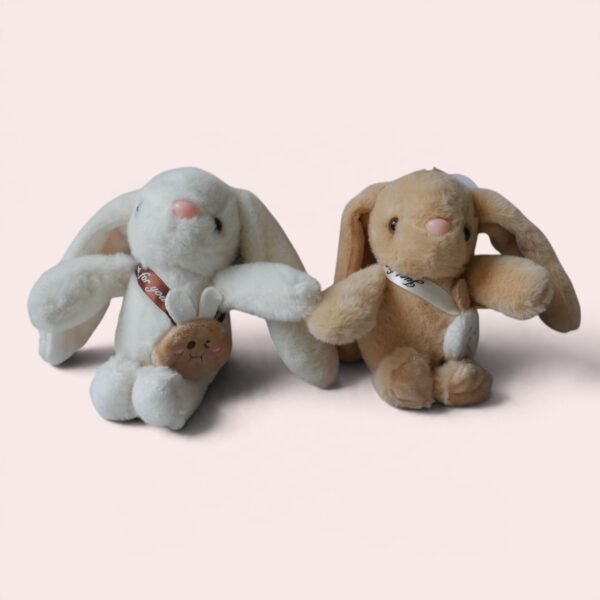 Llavero de peluche de conejito con mini bolsito estilo kawaii Llavero de Peluche de Conejito con Mini Bolsito – Rosas y Detalles