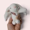 Llavero de peluche suave de conejito blanco con bolsito marrón Llavero de peluche suave de conejito blanco con bolsito marrón